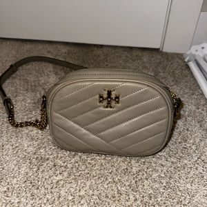 Tory Burch Kira Cámara Cross Body